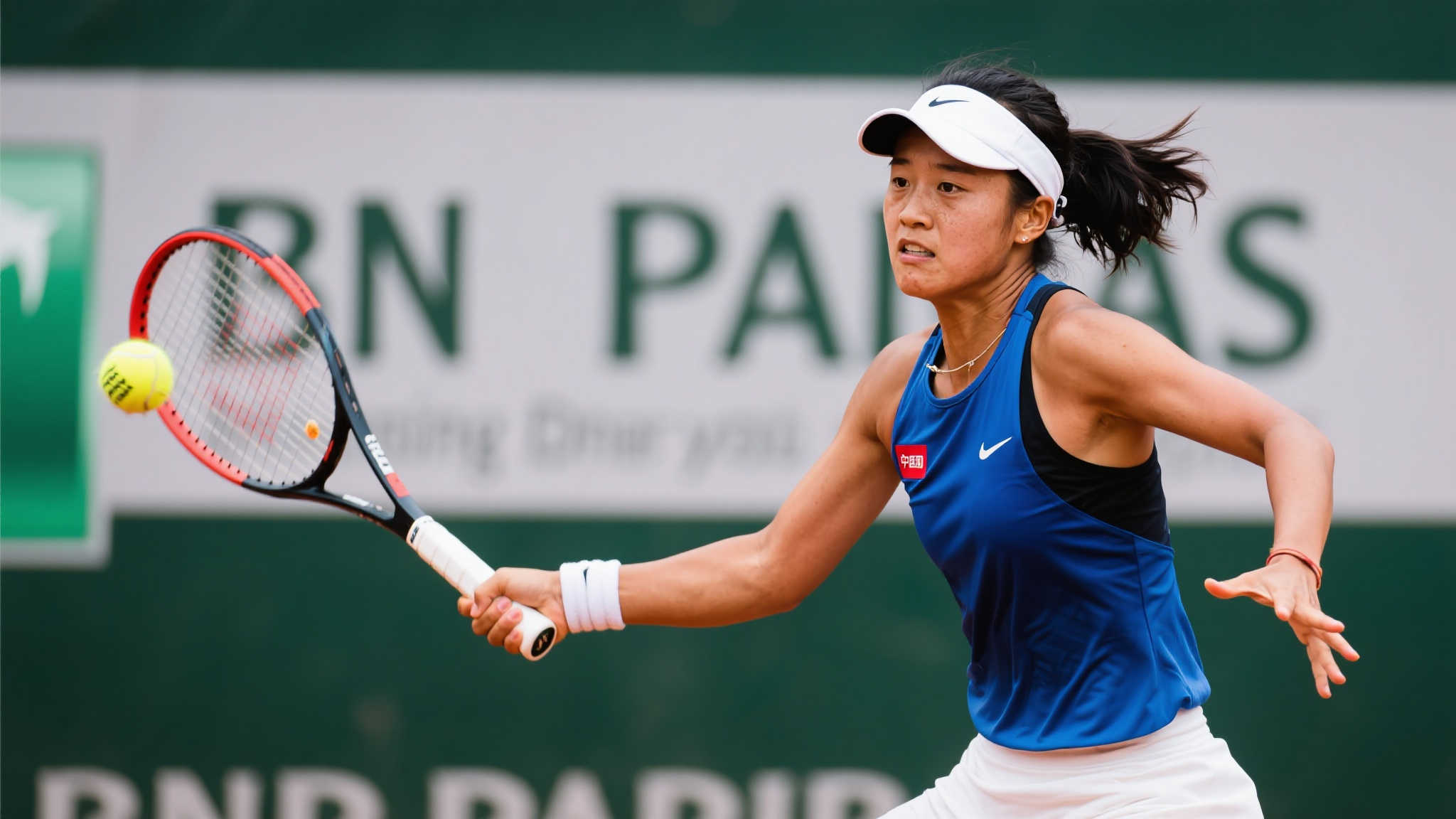 郑钦文惜败高芙止步四强，与斯瓦泰克一战虽败仍显风采